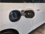 MINIはドアが分厚いです。衝突によりドアがつぶれてしまった場合にも外からいち早くドアを開けれるよう考えられています。数十秒の救出の遅れが命につながりかねない場合、こういった配慮が重要なポイントです。