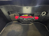 緊急時に備えた車載工具やキット類も完備されています。