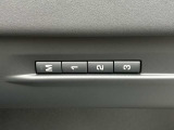 【メモリー機能付き電動シート】3パターンまでシートの位置を記憶させることができます。これで家族間でもスイッチ一つで自身の椅子の位置にセットできます。