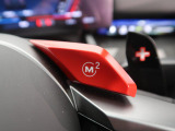 【M2スイッチ】ドライバーが事前に設定した好みの走行モード(エンジンレスポンス、サスペンション設定などを瞬時に呼び出し可能です。