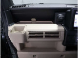 何か付属で電源を取るときに使用したりします、アクセサリーソケット付です♪