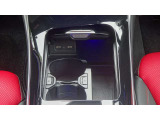 【ワイヤレスチャージング】センターコンソール前方の小物入れに、Qi規格対応のスマートフォンを置いておくだけで充電が可能。移動中に手軽に充電できます。