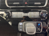 【 オートエアコン 】車内温度を感知して自動で温度調整をしてくれるのでいつでも快適な車内空間を創り上げます。