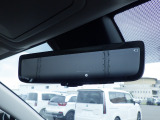 デジタルインナーミラー 車両後方カメラの映像をミラー内のディスプレイに表示し、ヘッドレストや荷物などで視界をさえぎられずに後方を確認することができます。