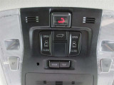 運転席・助手席両側で使いやすい、オーバーヘッドの両側パワースライドドア操作スイッチです。