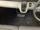 自社整備工場で点検整備をおこなってからお渡ししています。車検が残っている場合は『12ヶ月点検整備』を、車検整備付きの場合は『車検整備』をおこないます。整備費用は車両本体価格に含まれています。