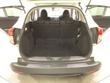 ラゲッジも広く使いやすいトランクは、開口部も広く荷物の積み下ろしもしやすいお車となっております。リアシートの背もたれは6:4の割合で分割して可倒できるので、長いお荷物などを載せることもできます。