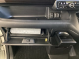グローブボックスに車載書類を収納できます