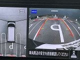空から見ているような視点で周囲が確認できるアラウンドビューモニター、クルマの真上から見ているかのような映像によって、周辺の見えにくい障害物でも気付くことができます。