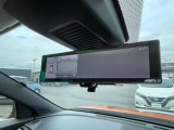 車両後方のカメラ映像を映し出し、車内の状況や、天候などに影響されずいつでもクリアな後方視界が得られるインテリジェントル-ムミラ-が装備されております。