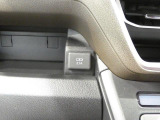 【USBソケット】運転席から使いやすい位置にある便利なUSB端子です。スマートフォンを充電しながら横のトレイに置いておけるので、長時間のドライブやお出かけも安心です。