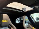 マルチコントロールシートバックを備えたAMGパフォーマンスシート(運転席・助手席)のヘッドレストにはイエローアクセントで45 Sと刻印