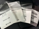 メンテナンスノート、取扱説明書ですね。 車の情報が凝縮されています。 車の整備記録が記載されている大事な物ですよ。
