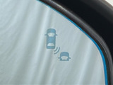 ★ブラインドスポットインフォメーション★走行中、斜め後ろに車両が存在すると、その方向のドアミラー上のマークが点灯。さらにその方向にウインカーを操作すると、マークの点滅と警報音で注意を促します