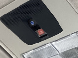 【SOSボタン】体調が悪くなったときや、事故に遭遇したとき、あおり運転にあっている時など、緊急時にボタンを押すと緊急サポートセンターにつながり、オペレーターが警察・救急への取次ぎを行います。