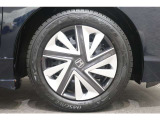 純正のホイールカバーが足元を飾ります!タイヤサイズは185/60R15です。