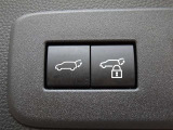 パワーバックドアを装備しています。バックドアを運転席からも開閉できます、便利ですよ。