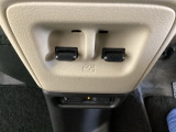 パワーウインドウは運転席で全席のドア2枚とも上下の操作ができるようになっています。