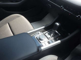 A/T車です。作りこまれたコンソールを是非ご覧ください。
