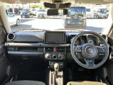 運転席側のドアを開けると、広々とした空間が広がります。視界も良好で、運転しやすい設計となっています。