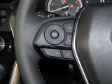 ステアリングスイッチ付きで、運転中に視線を前に向けたまま操作できます。