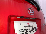 【バックカメラ】 駐車時に車両後方の様子を見ることができるので、運転の不安を軽くします。