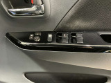 【運転席ドアスイッチ回り】パワーウィンドー[ロック機構]・電動格納式リモコンドアミラースイッチがまとまっているので操作しやすいです。