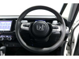 運転中もハンドルでの操作が可能です。特に高速道路等の目が離せない運転時には、便利さだけでなく、安全性も兼ね備えております。