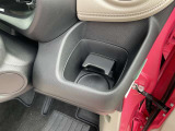 小物入れとしても使えるドリンクホルダーも装備しています。(運転席右側)