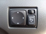 【電動格納ドアミラー】狭い駐車場で便利な電動格納ドアミラーが付いています。