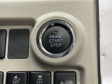 プッシュスタート式です。キーを鞄から出さずにエンジン始動が可能です。