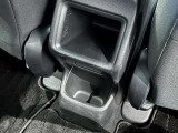 後部座席にもコンソールボックスがございますので、快適にお過ごし頂けます。