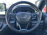 グリップ感の良いステアリングホイールは、長距離運転でも疲れにくい設計です。操作も容易で、快適なドライビングをサポートします。