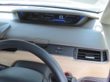 【運転席アッパーボックス】パッと取り出しやすい位置にあるボックスなので、お財布などの小物から本などの小冊子、駐車券など、よく使うものの収納に便利です。
