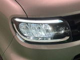対象物が見やすく白く明るい光で夜間走行をサポートするフルLEDヘッドランプ(サイドビューランプ、クリアランスランプ、マニュアルレベリング機能付き)を装備