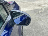 隣車線の車両を検知すると、ドアミラー鏡面にある表示灯が点灯し教えてくれます!更に車線変更しようとすると、アラートで教えてくれます。