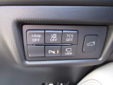 こちらのお車には先進安全装備が多数搭載されています。衝突被害を回避あるいは軽減するためのブレーキや、後方死角からの接近警報、車線逸脱を防止する警報装置など、詳しくはスタッフまでお尋ねください。