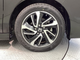 純正アルミホイールです。車にぴったりなデザインで、足元がおしゃれに♪また、スチールホイールに比べ軽いので、車の燃費も良くなりますよ!
