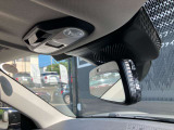ルームランプスイッチ付近にSOSコールを装備。エアバックが展開する事故などのときには、車台番号、GPSの位置情報、乗車人数(シートベルト装着数)をMINIのサポートセンターへ通報します。