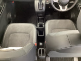 自社整備工場で点検整備をおこなってからお渡ししています。車検が残っている場合は『12ヶ月点検整備』を、車検整備付きの場合は『車検整備』をおこないます。整備費用は車両本体価格に含まれています。