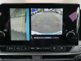 ギアを『R』に入れた後、カメラボタンを押すと、運転席から見えない左側面をナビ画面にうつしてくれるので、幅寄せや縦列駐車がし易くなります。