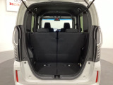 開口部も広く荷物の積み下ろしもしやすいお車となっております。シートの背もたれは5:5の割合で背もたれを可倒でき、前後のシートスライドもできるので荷室をひろげることができます。