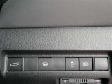 トラクションコントロールとは、すべりやすい路面での発進時や加速時にタイヤの空転を抑え、駆動力確保に貢献する機能です。詳細は販売店スタッフまでおたずねください。