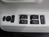 運転席からも操作可能な全席パワーウィンドウが装備されています。