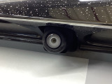 車の後方に小型カメラが付いておりバックする際の後方の様子をモニター上に表示します。