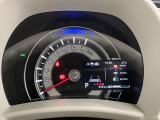 【メーター】視認性の良いデジタルスピードメーター。マルチインフォメーションディスプレイは、瞬間燃費や航続可能距離などの運転状況を一目で確認することができます。