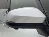 ウインカーミラーも現在は主流の装備になってきました。ヨーロピアンな雰囲気を演出する、ウインカーミラーです。外見がカッコよくなるだけではなく、視認性も向上し、安全面にも貢献します。