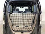 開口部も広く荷物の積み下ろしもしやすいお車となっております。シートの背もたれは5:5の割合で背もたれを可倒でき、前後のシートスライドもできるので荷室をひろげることができます。