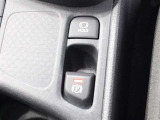 「HOLD」スイッチを押し、システムONの状態にしておくことで、渋滞や信号待ちなどでブレーキを踏んで停車した時にブレーキを保持。アクセルを踏むと解除されます。