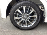 純正アルミホイールです。足元が引き立つので、車全体のイメージがアップしますよ!